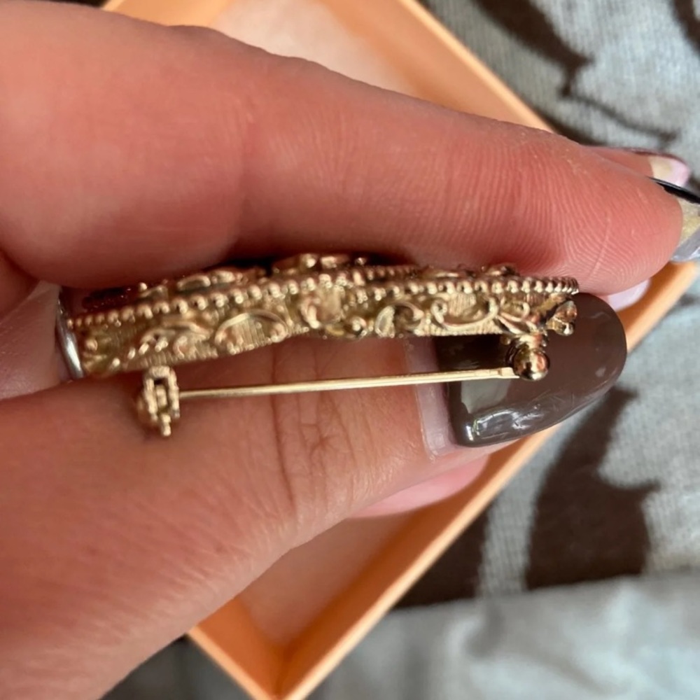Chanel CC gold tone brooch 🌟1HR price drop🌟 - Picture 3 of 8